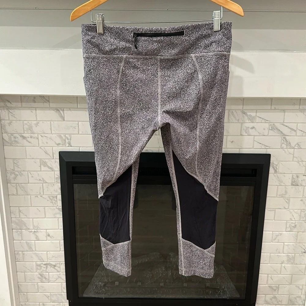 Lululemon pace rival crop Black and White Patterned Bag 2 for $20 - Picture 8 of 8